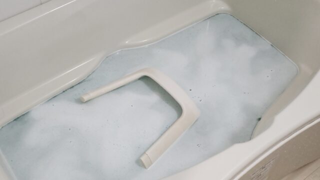 風呂釜掃除中の浴槽