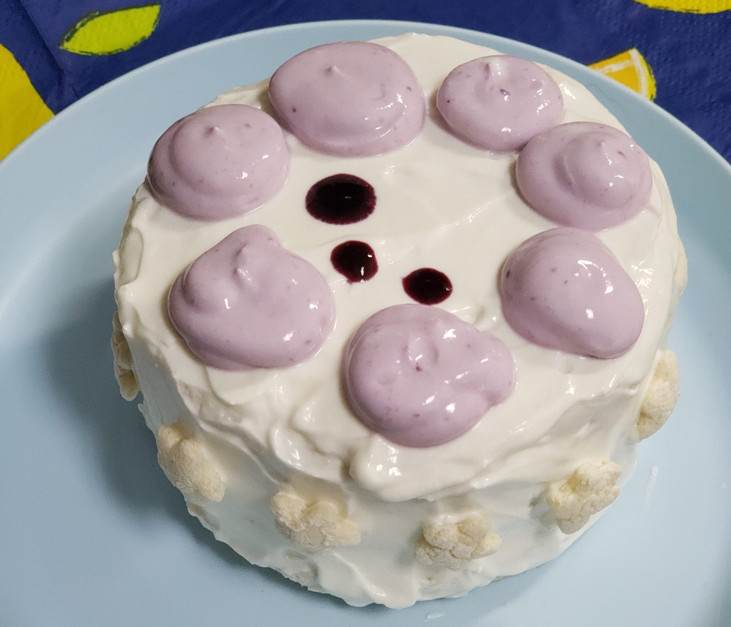 ブルーベリーソースのかかった誕生日ケーキ